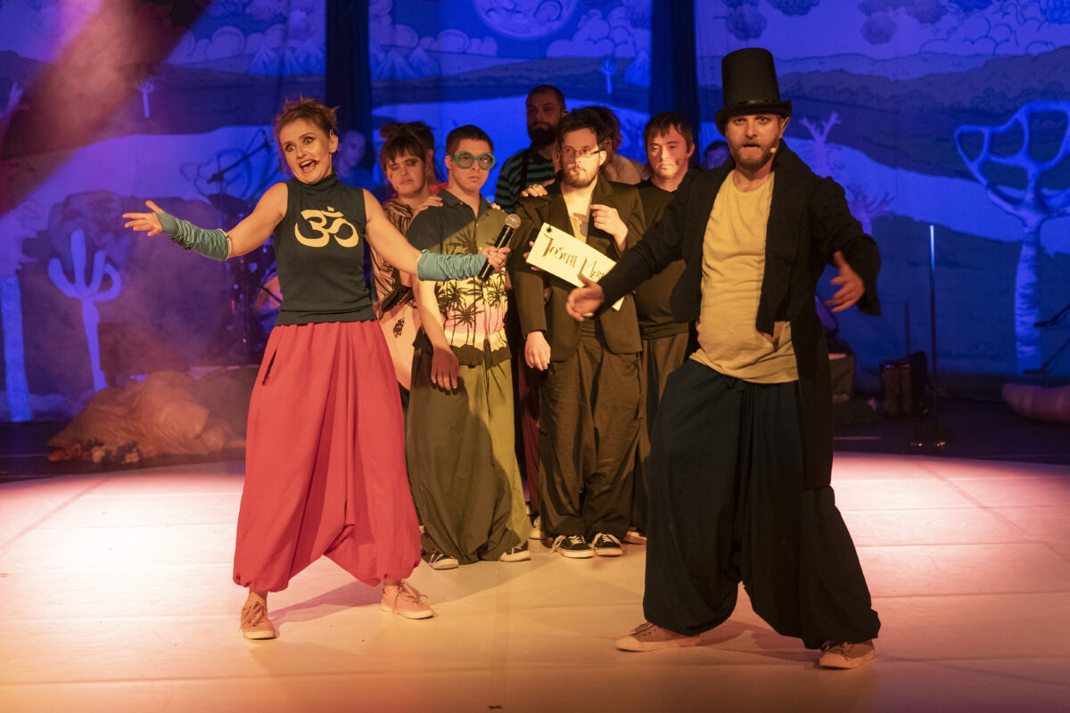 Aktorzy na scenie w teatrze