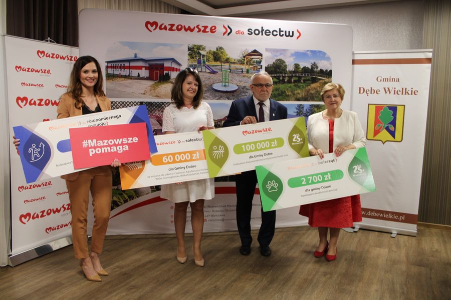 Kilka osób stoi obok siebe