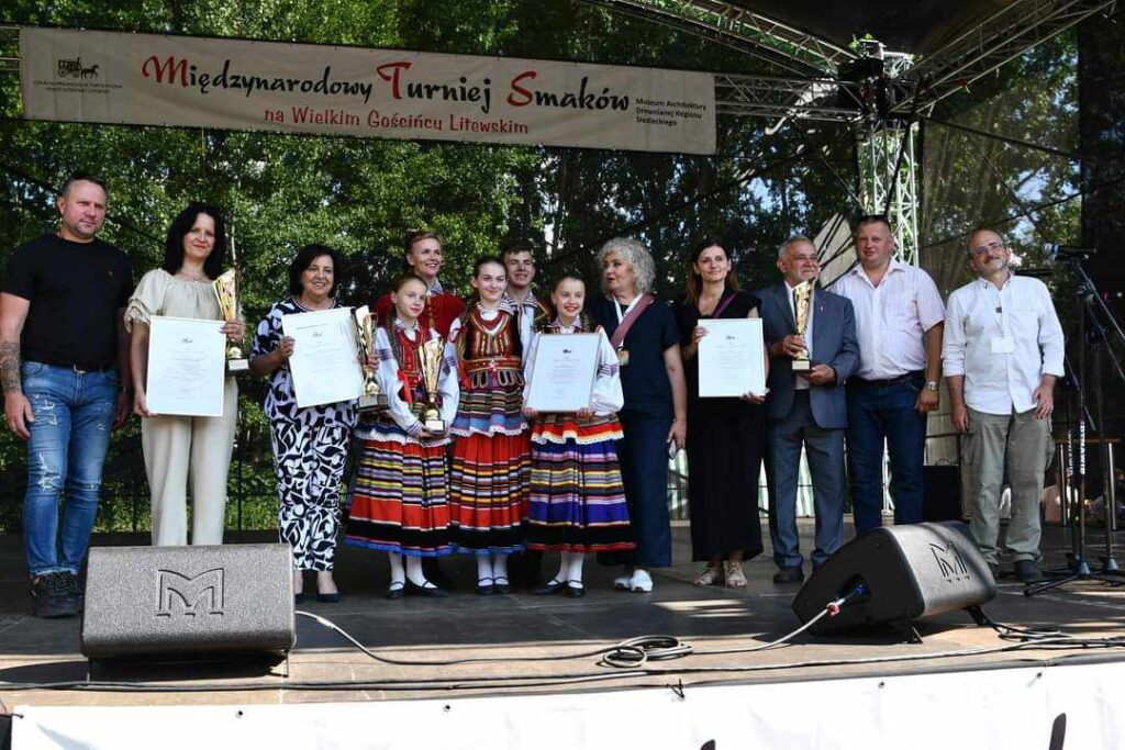 kilkanascie osob na scenie