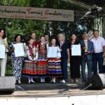 356899557_298902199229757_1917069969210612556_n kilkanascie osob na scenie