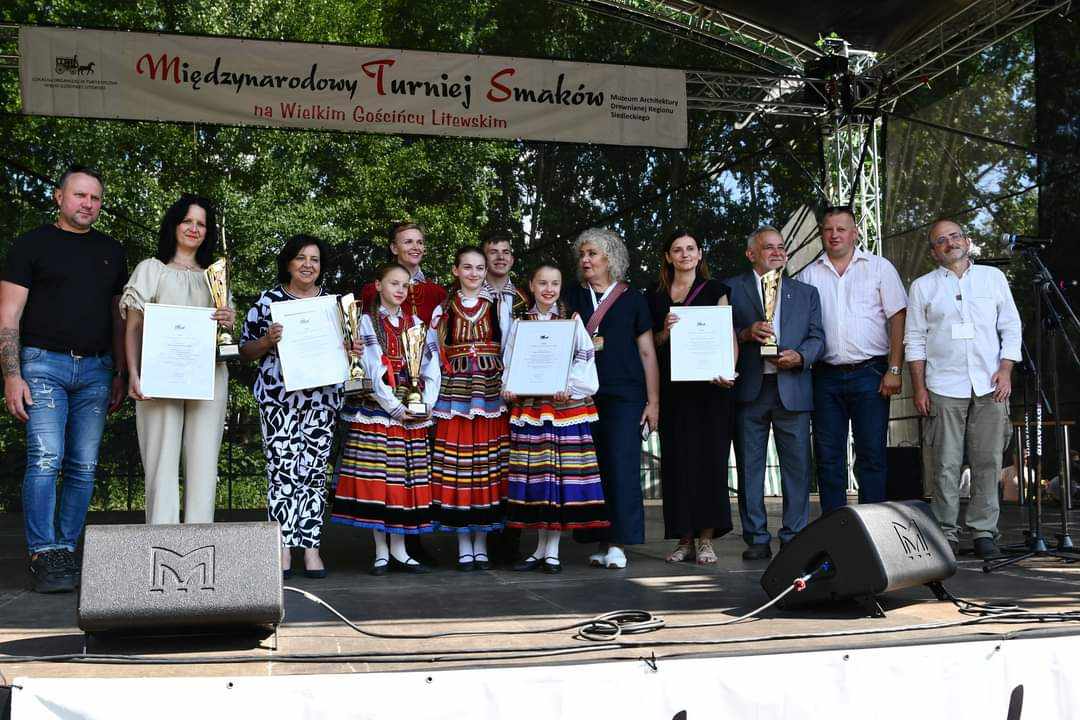 kilkanascie osob na scenie