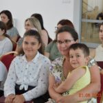 Dzieci siedzace na krzesłach