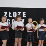 Trzy dziewczyny grające na instrumencie