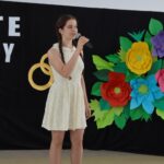 Dziewczyna spiewajaca do mikrofonu