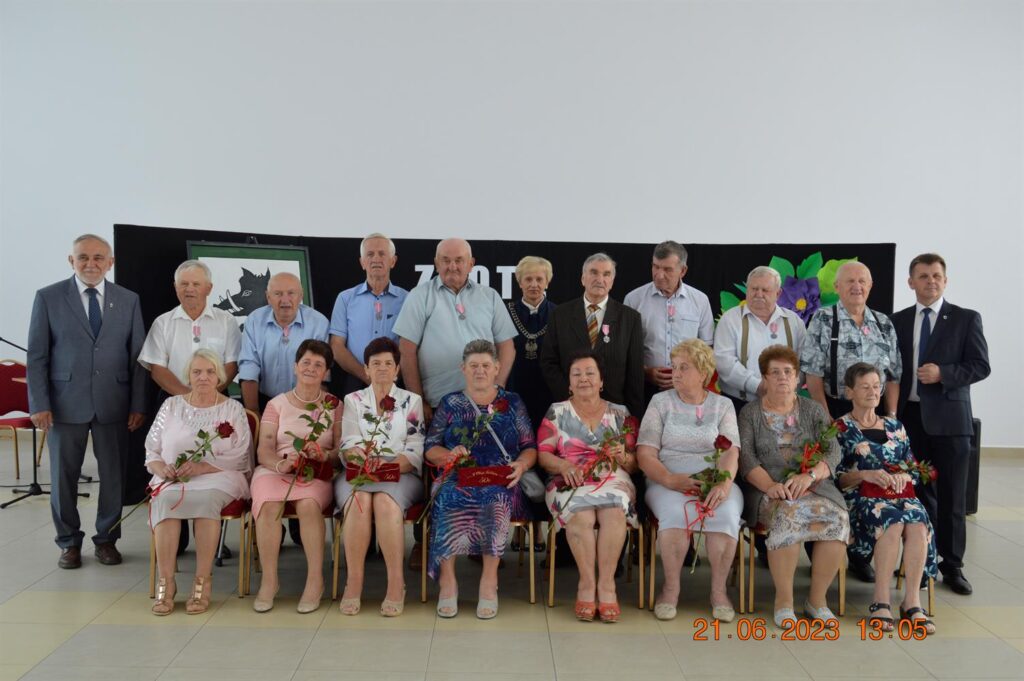 Kilkanaście par. Osoby w starszym wieku