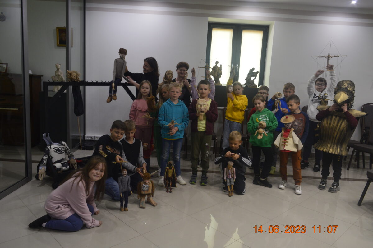 Chłopiec trzymający marionetke