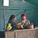 dwie kobiety w chusteczce na głowie