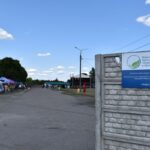 tablica na ogrodzeniu