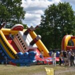 dmuchańce obok dzieci