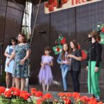 kobieta w granatowym garniturze