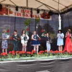 kilkanaście osób na scenie