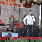 mężczyzna na scenie