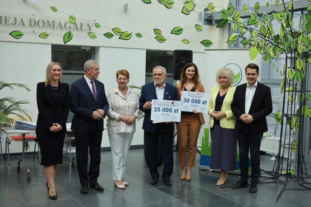 Kilka osób stojących obok siebie