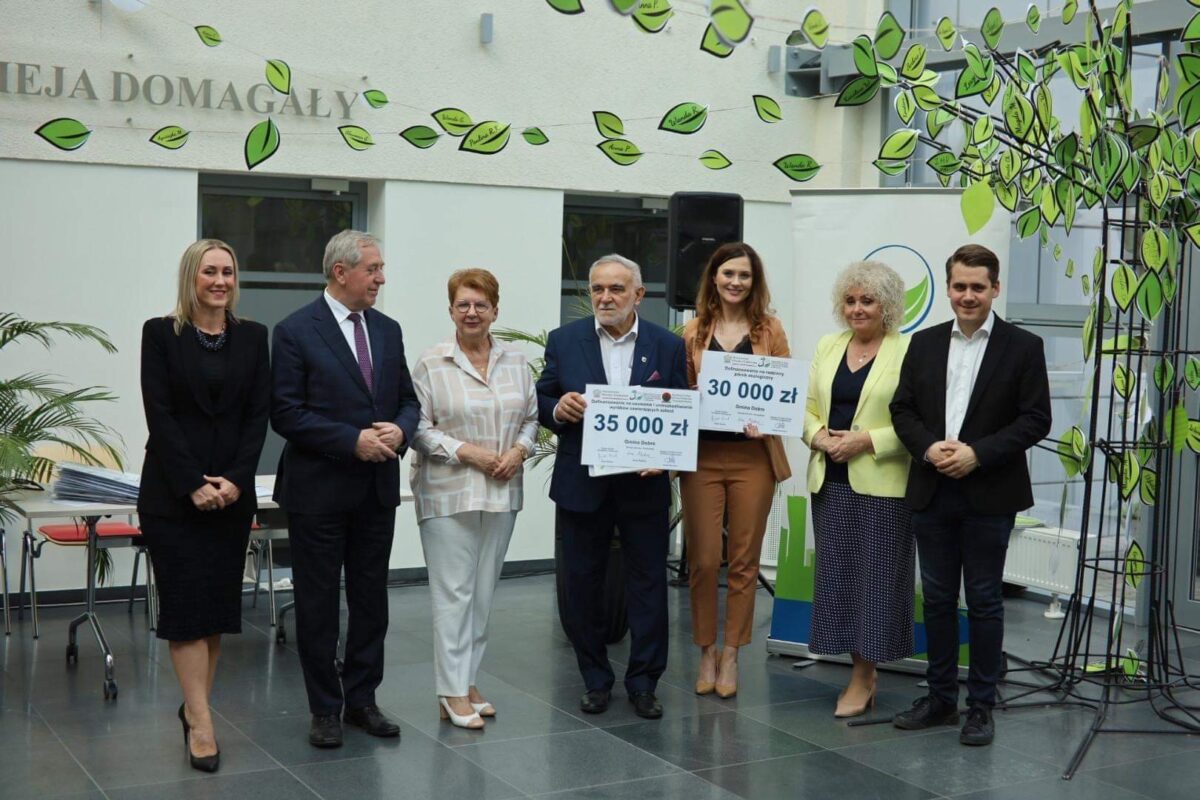 Kilka osób stojących obok siebie