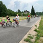 IMG-20230618-WA0058 Rowerzyści jadący asfaltowa drogą