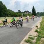 IMG-20230618-WA0059 Rowerzyści jadący asfaltowa drogą