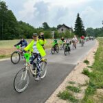 IMG-20230618-WA0060 Rowerzyści jadący asfaltowa drogą