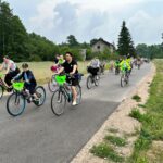 IMG-20230618-WA0062 Rowerzyści jadący asfaltowa drogą