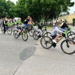 IMG-20230618-WA0068 Rowerzyści jadący asfaltowa drogą