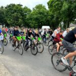 IMG-20230618-WA0093 Rowerzyści jadący asfaltowa drogą