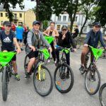 IMG-20230618-WA0119 Rowerzyści jadący asfaltowa drogą