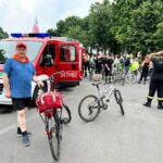 IMG-20230618-WA0120 Rowerzyści jadący asfaltowa drogą