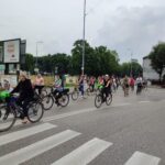 IMG-20230618-WA0244 Rowerzyści jadący asfaltowa drogą