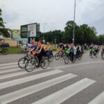 IMG-20230618-WA0250 Rowerzyści jadący asfaltowa drogą