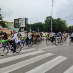 IMG-20230618-WA0251 Rowerzyści jadący asfaltowa drogą