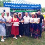 kilkanascie odob w tle namiot