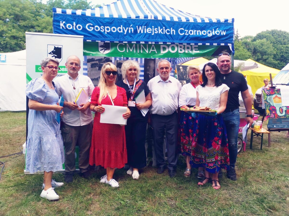 kilkanascie odob w tle namiot