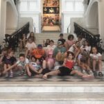 Kilkanascie osob na schodach