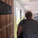 ludzie w sali lekcyjnej