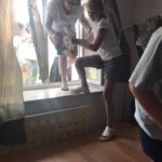 kobieta wchodzi przez okno