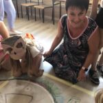 kobiety nachyla sie karton