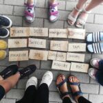 drewniane klocki na ziemi