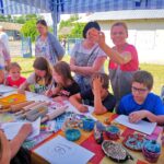 357707154_303884715320390_2302753776716329888_n dzieci stol glina