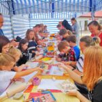 357712356_303884261987102_7959175158734947950_n dzieci stol glina