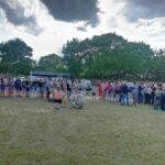 358041242_279145054642898_4841198863020122848_n ludzie kolejna zielona trawa