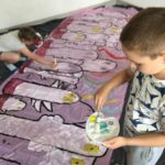 dzicko maluje potwory na ziemi