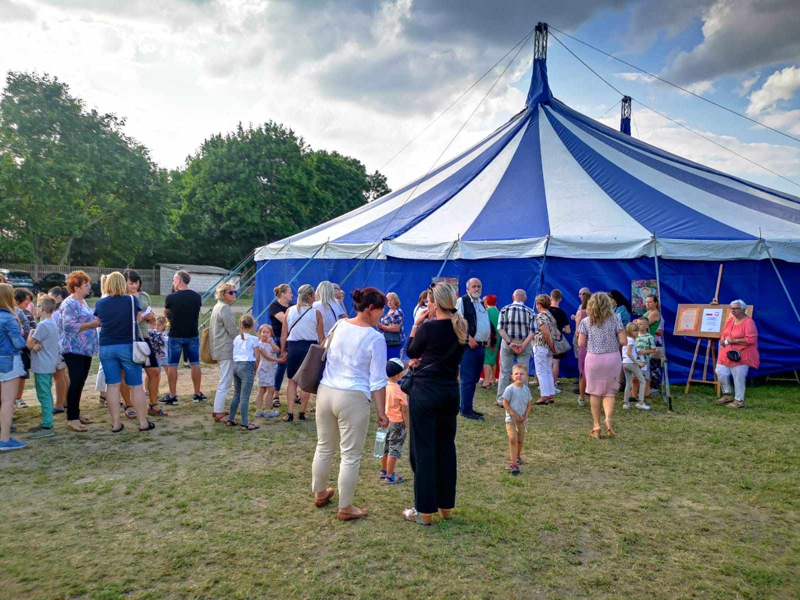 biało niebiecki namiot