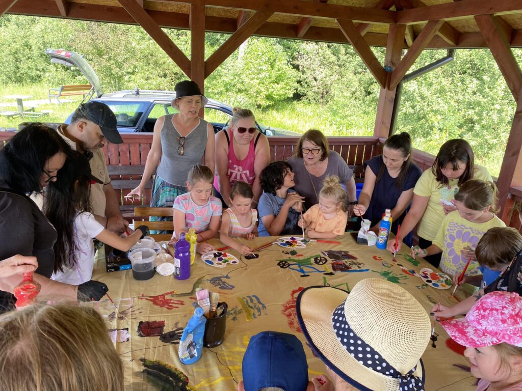 kilkanascie osob dorosli dzieci wspolne malowanie