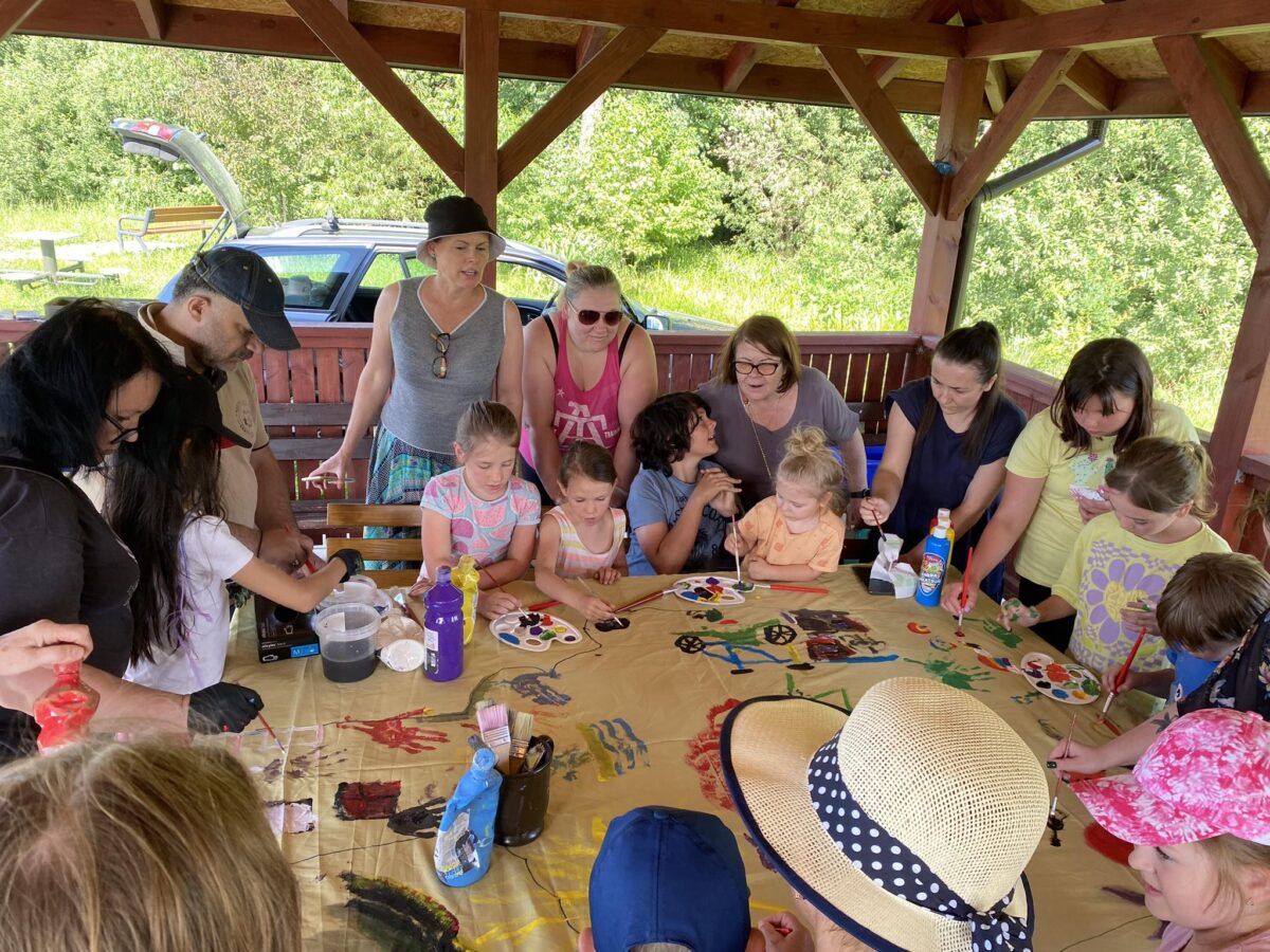 kilkanascie osob dorosli dzieci wspolne malowanie