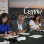 trzy kobiety, mezczyzni garnitury