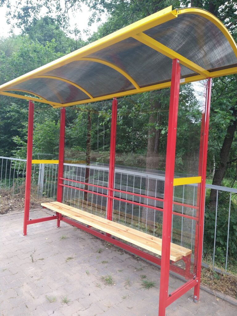 Przystanę z szybami, w kolorze żółtym i czerwonym