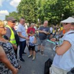 ludzie stol drzewa tlum niebo