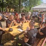 stoły i ławki zajęte przez ludzi