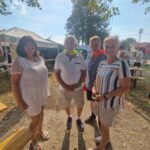 dwóch mężczyzn iu 2 kobiety