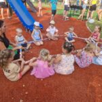 dzieci w kółu w tle zjeżðzalnia