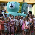 grupow zdjęcie dzieci z niebieskim misiem